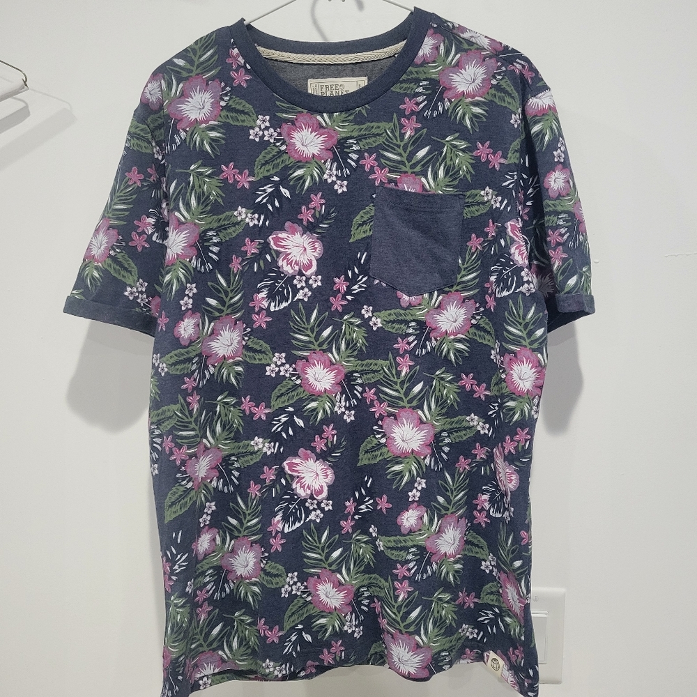 Free Planet Floral Short Sleeve Tee With Pocket And Cuffed Sleeves / Size Large